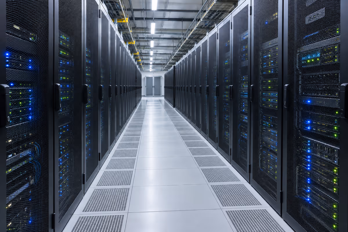 Corredor de datacenter com racks de servidores em operação