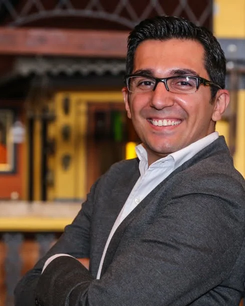 Marco Cianci, fundador da Cianci Tecnologia, de blazer e braços cruzados, sorrindo
